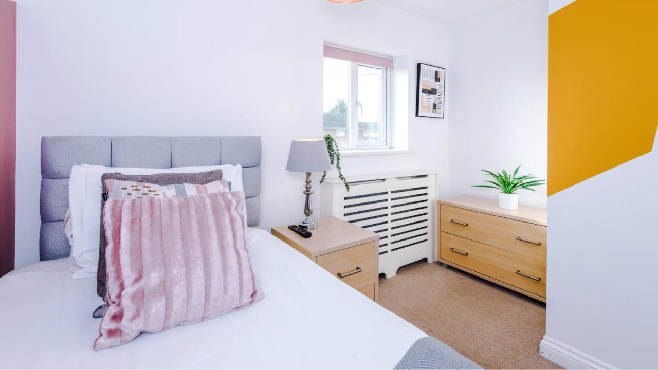 Newhall Road - 4 Bedroom Chester Home - Parking Wervin Eksteriør billede