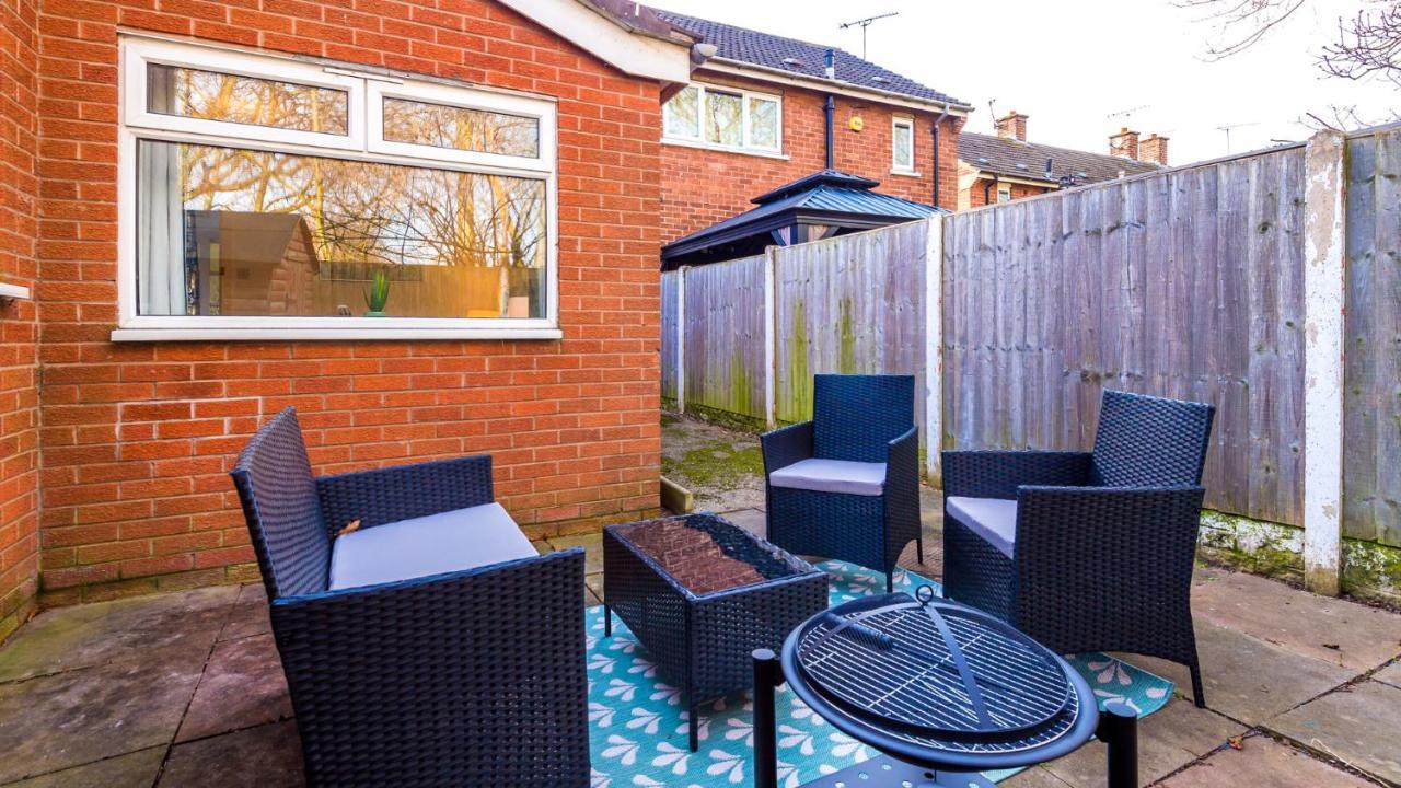 Newhall Road - 4 Bedroom Chester Home - Parking Wervin Eksteriør billede